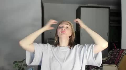 Snapshot of betty_witchy chatting on 06.18.26 Dory make me happier online show from 06.18.26
