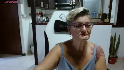 Snapshot of bety_cum3 chatting on 06.25.26 bibiana online show from 06.25.26
