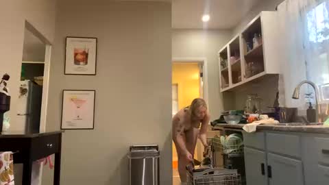 Ellie  online show from 10.11.25