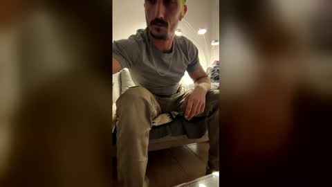 Snapshot of biberonplein1010 chatting on 04.05.26 biberonplein1010 online show from 04.05.26