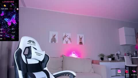 Snapshot of bigboobsalise chatting on 12.19.25 Alise online show from 12.19.25