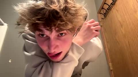 Snapshot of bigskinnyboyshh chatting on 01.08.25 bigskinnyboyshh online show from 01.08.25