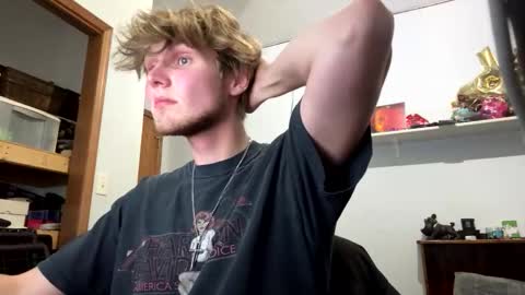 Snapshot of bigskinnyboyshh chatting on 10.28.25 bigskinnyboyshh online show from 10.28.25