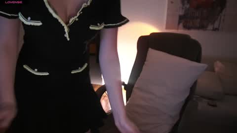 Snapshot of bitter_moon chatting on 10.10.25 Ann Braslowsky online show from 10.10.25