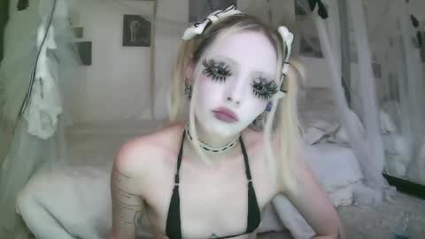vampire fang  online show from 05.14.26