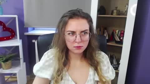 Z O E Y online show from 01.22.25