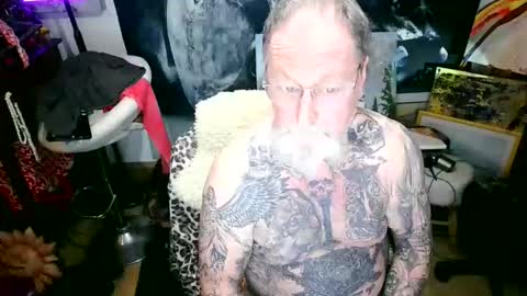 Snapshot of blindsurfer780299 chatting on 10.12.25 blindsurfer780299 online show from 10.12.25