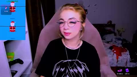 Snapshot of blinkofeyess chatting on 12.22.25 Nicole online show from 12.22.25