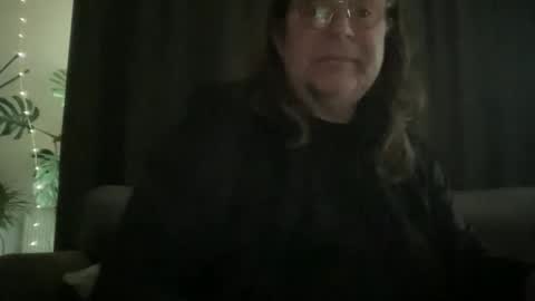 Snapshot of bllyidol chatting on 12.21.25 BlIdoL online show from 12.21.25