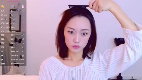 Snapshot of blon_kater chatting on 12.18.25 YoYo online show from 12.18.25