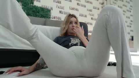 Snapshot of blonddaiana23 chatting on 02.15.25 blonddaiana23 online show from 02.15.25