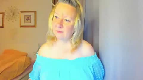 Snapshot of blonde_angel20 chatting on 12.29.24 Nicole online show from 12.29.24