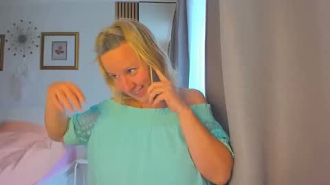 Snapshot of blonde_angel20 chatting on 12.29.24 Nicole online show from 12.29.24