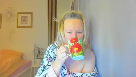 Snapshot of blonde_angel20 chatting on 12.29.24 Nicole online show from 12.29.24