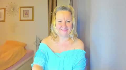 Snapshot of blonde_angel20 chatting on 12.29.24 Nicole online show from 12.29.24