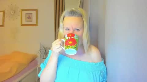 Snapshot of blonde_angel20 chatting on 12.30.24 Nicole online show from 12.30.24