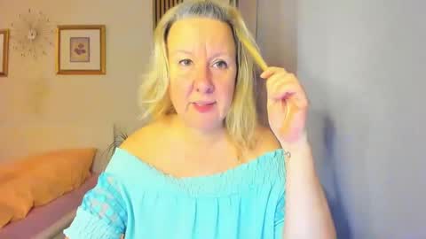 Snapshot of blonde_angel20 chatting on 12.31.24 Nicole online show from 12.31.24