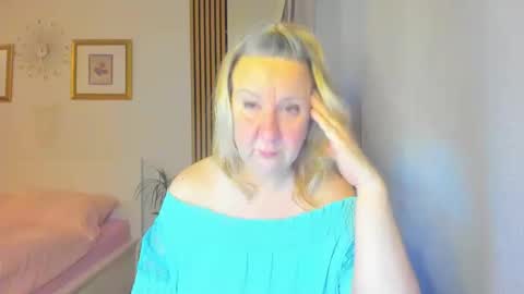 Snapshot of blonde_angel20 chatting on 01.01.25 Nicole online show from 01.01.25