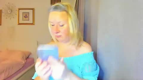 Snapshot of blonde_angel20 chatting on 01.01.25 Nicole online show from 01.01.25