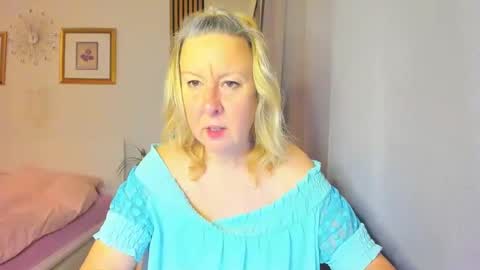 Snapshot of blonde_angel20 chatting on 01.02.25 Nicole online show from 01.02.25