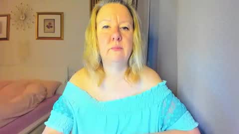 Snapshot of blonde_angel20 chatting on 01.04.25 Nicole online show from 01.04.25