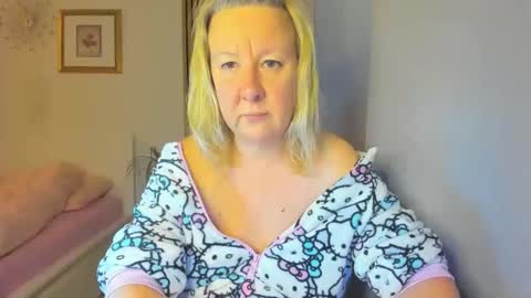 Snapshot of blonde_angel20 chatting on 01.04.25 Nicole online show from 01.04.25