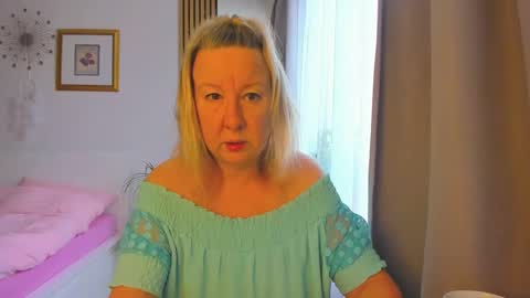 Snapshot of blonde_angel20 chatting on 01.05.25 Nicole online show from 01.05.25