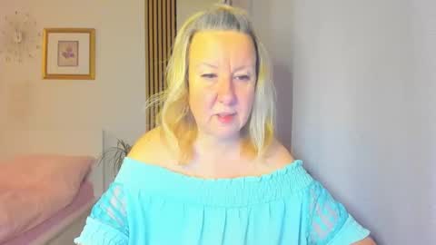 Snapshot of blonde_angel20 chatting on 01.06.25 Nicole online show from 01.06.25