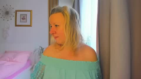 Snapshot of blonde_angel20 chatting on 01.06.25 Nicole online show from 01.06.25