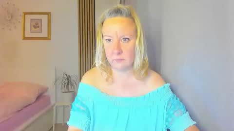 Snapshot of blonde_angel20 chatting on 01.06.25 Nicole online show from 01.06.25