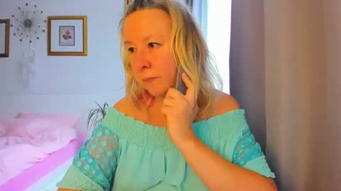 Snapshot of blonde_angel20 chatting on 01.09.25 Nicole online show from 01.09.25