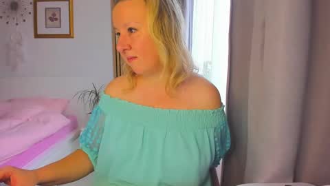 Snapshot of blonde_angel20 chatting on 01.10.25 Nicole online show from 01.10.25