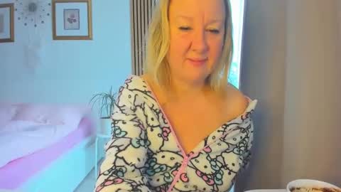 Snapshot of blonde_angel20 chatting on 01.11.25 Nicole online show from 01.11.25