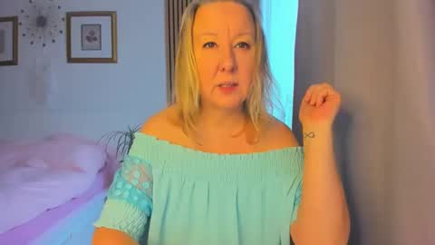 Snapshot of blonde_angel20 chatting on 01.14.25 Nicole online show from 01.14.25