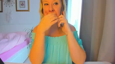 Snapshot of blonde_angel20 chatting on 01.15.25 Nicole online show from 01.15.25