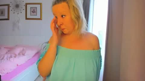 Snapshot of blonde_angel20 chatting on 01.17.25 Nicole online show from 01.17.25