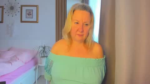 Snapshot of blonde_angel20 chatting on 01.20.25 Nicole online show from 01.20.25