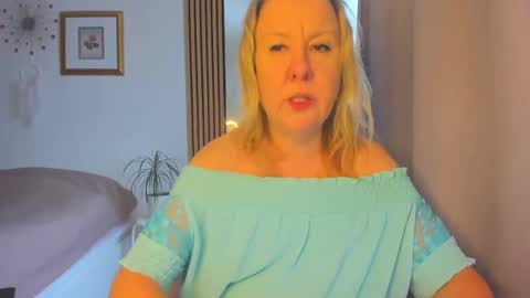 Snapshot of blonde_angel20 chatting on 01.21.25 Nicole online show from 01.21.25