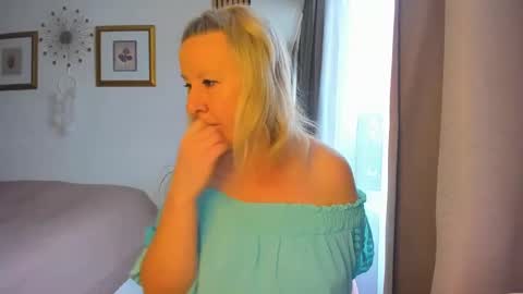 Snapshot of blonde_angel20 chatting on 01.28.25 Nicole online show from 01.28.25