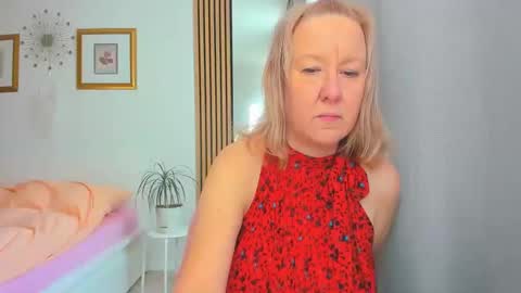 Snapshot of blonde_angel20 chatting on 02.09.25 Nicole online show from 02.09.25