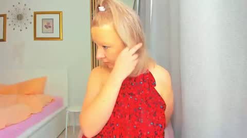 Snapshot of blonde_angel20 chatting on 02.12.25 Nicole online show from 02.12.25