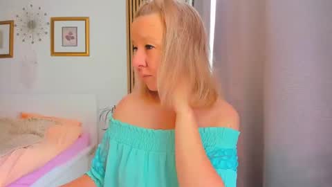 Snapshot of blonde_angel20 chatting on 02.24.25 Nicole online show from 02.24.25