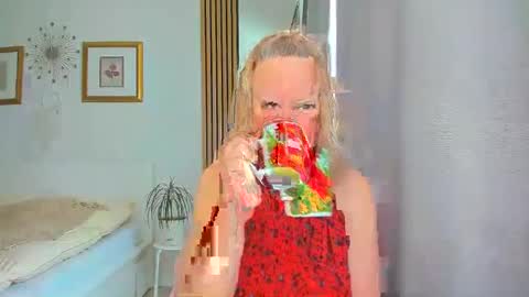 Snapshot of blonde_angel20 chatting on 03.10.25 Nicole online show from 03.10.25