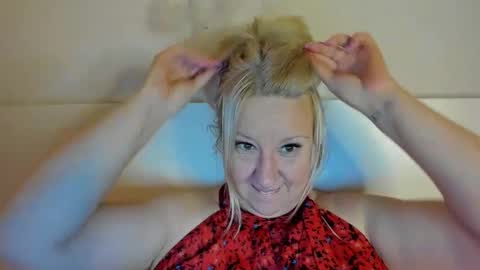 Snapshot of blonde_angel20 chatting on 09.26.25 Nicole online show from 09.26.25