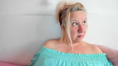 Snapshot of blonde_angel20 chatting on 10.19.25 Nicole online show from 10.19.25