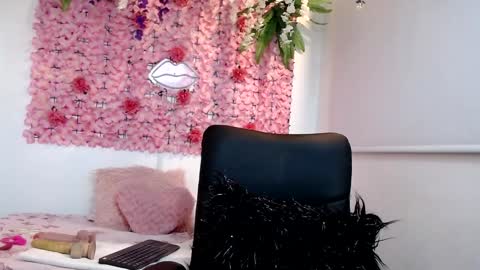 Snapshot of blonde_squirt_ chatting on 12.22.24 blonde_squirt_ online show from 12.22.24