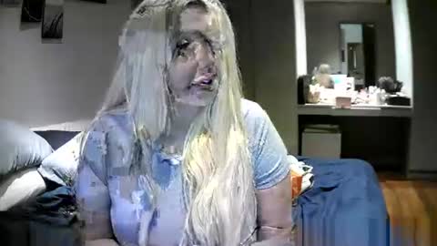 Snapshot of blondedolltia chatting on 10.10.25 blondedolltia online show from 10.10.25