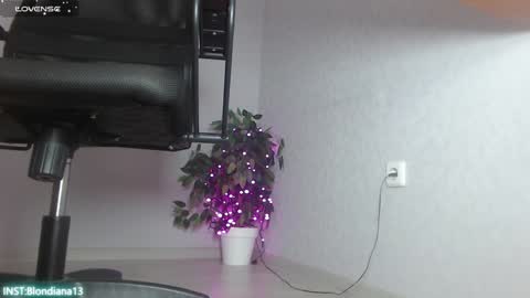 Im Di. I smell naked even when Im dressed. online show from 12.14.24