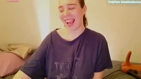 Blow Kiss Bunny online show from 03.02.26