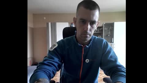 Snapshot of blue_eyed_wolf chatting on 09.29.25 Runaway online show from 09.29.25